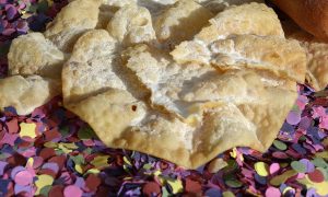 Crostoli tortelli ripieni per il carnevale adriese-crostoni e coriandoli