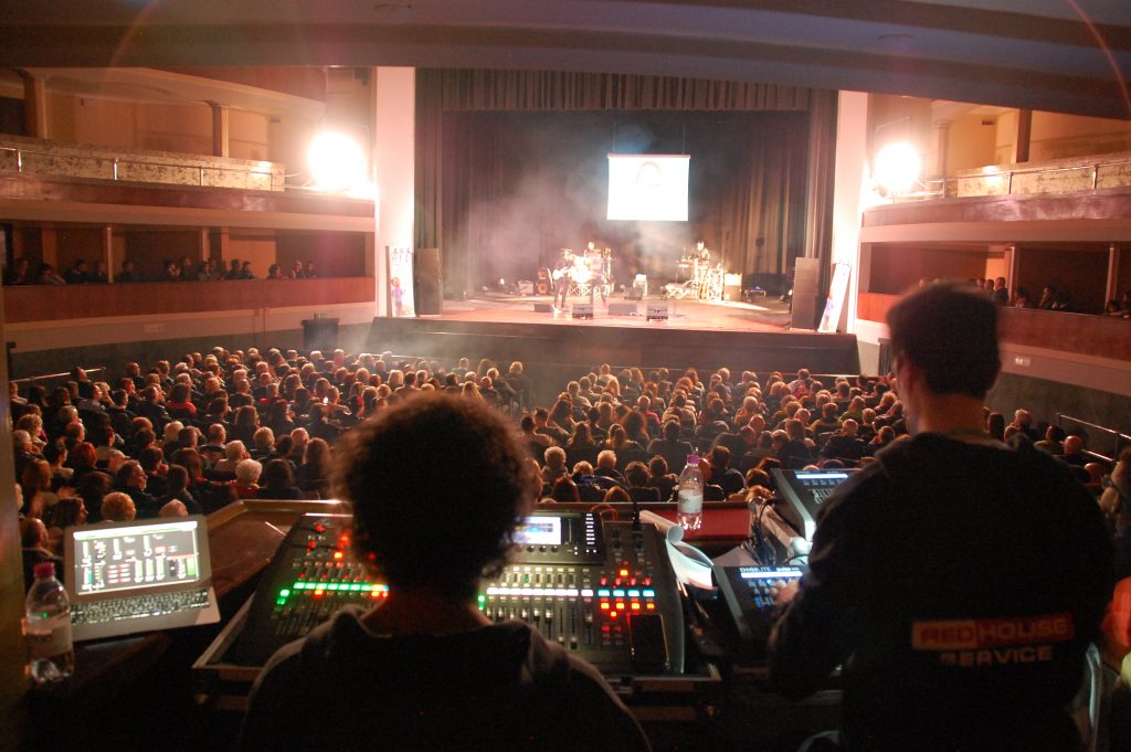 Adria tante persone al comunale per la ricerca è felicità-Il teatro gremito