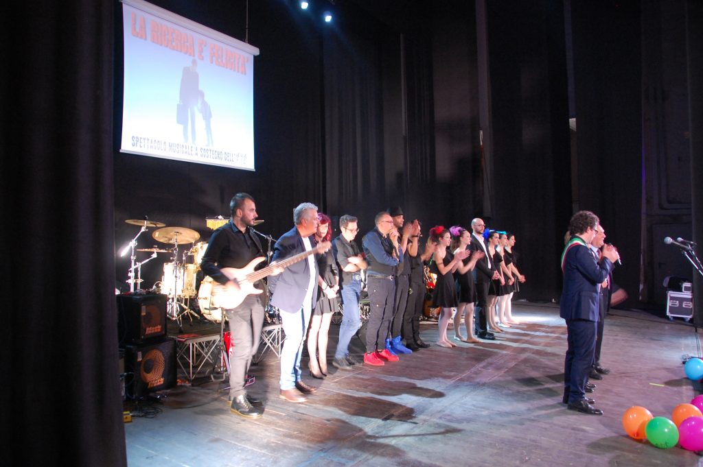 Adria tante persone al comunale per la ricerca è felicità-La band
