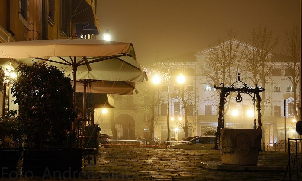 venezianità - Piazza Oberdan con al centro il pozzo e sull sfondo il teatro