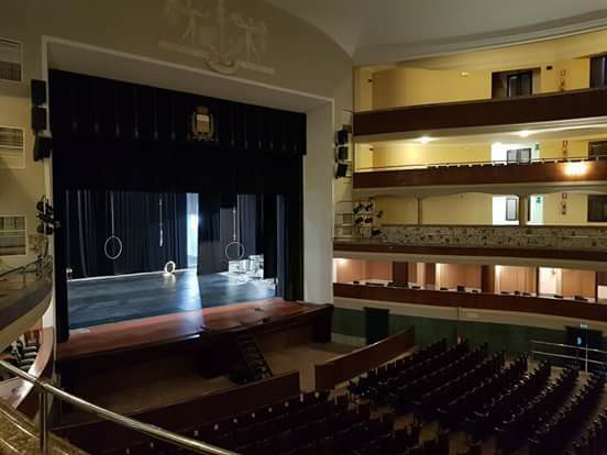 Il Teatro Comunale di Adria Gaetano Samoggia - foto interno del Teatro Comunale dove si nota il fregio del Saggia sopra il boccascenaInterno