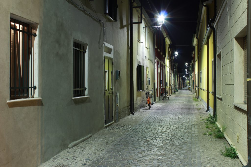 venezianità - una via che conduce al quartiere di Canareggio foto scattata di notte