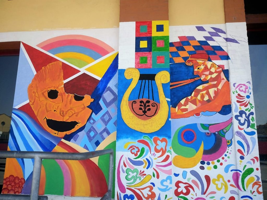 Murales - disegno molto colorato con in primo piano una cetra 