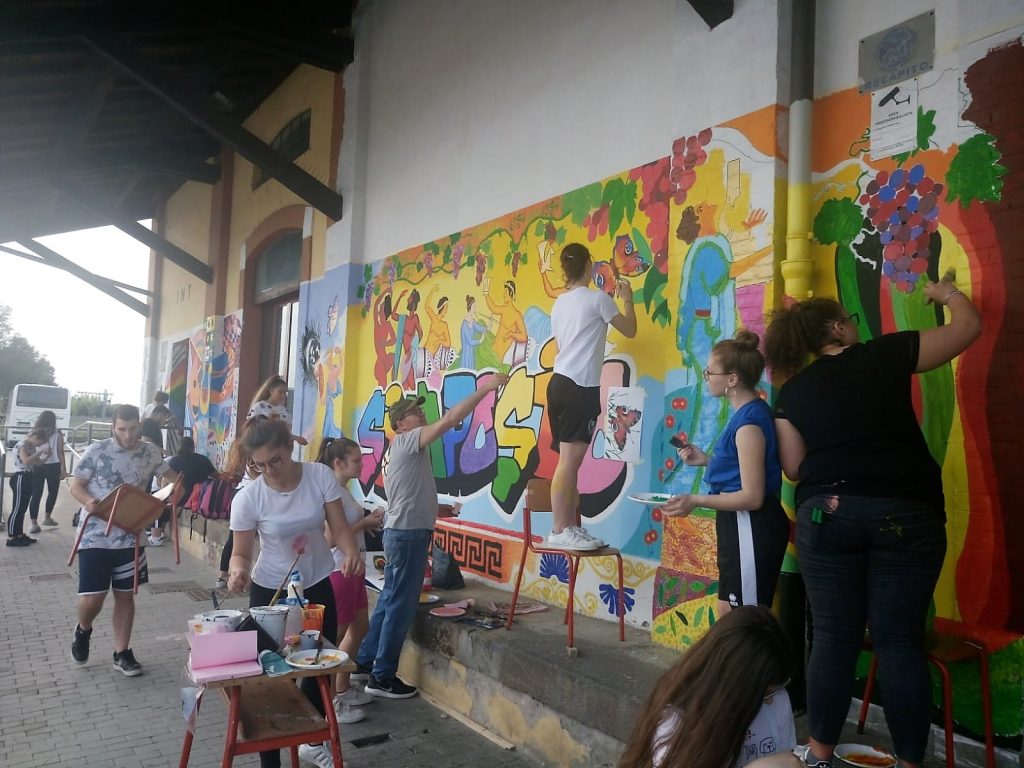 Murales - studenti intenti a colorare