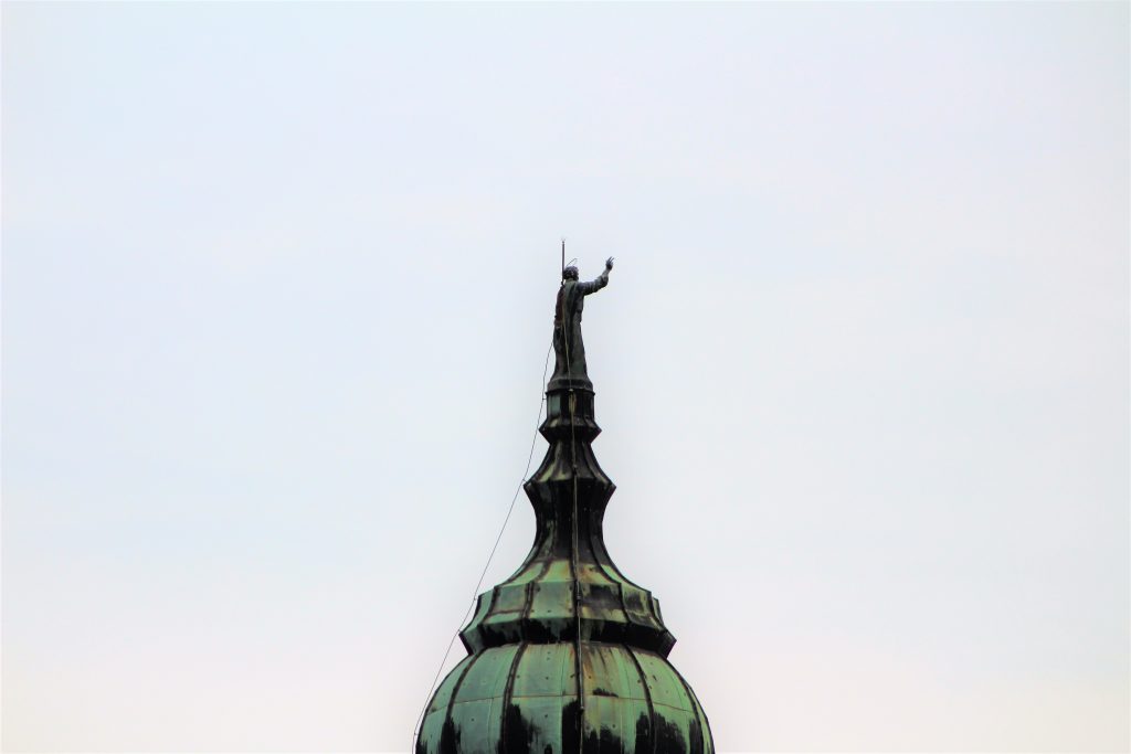 La statua di San Pietro sul Campanile della Cattedrale