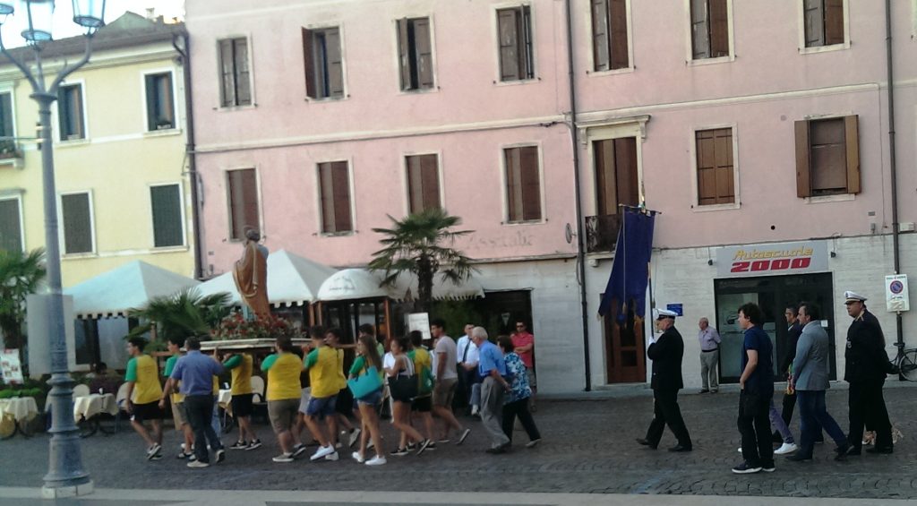 santi Pietro e Paolo - statua portata in spalla dai ragazzi durante la processione