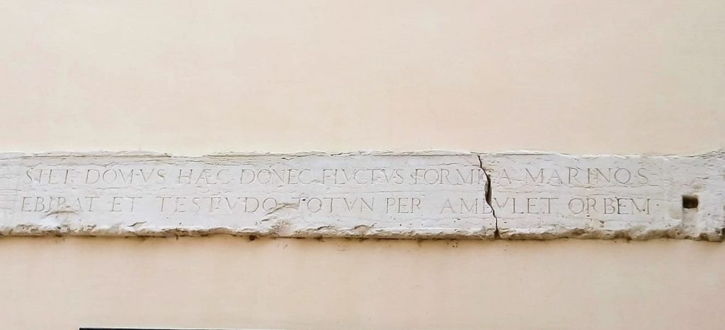 Curiosità -Scritta su striscia marmorea in Vicolo Prigioni
