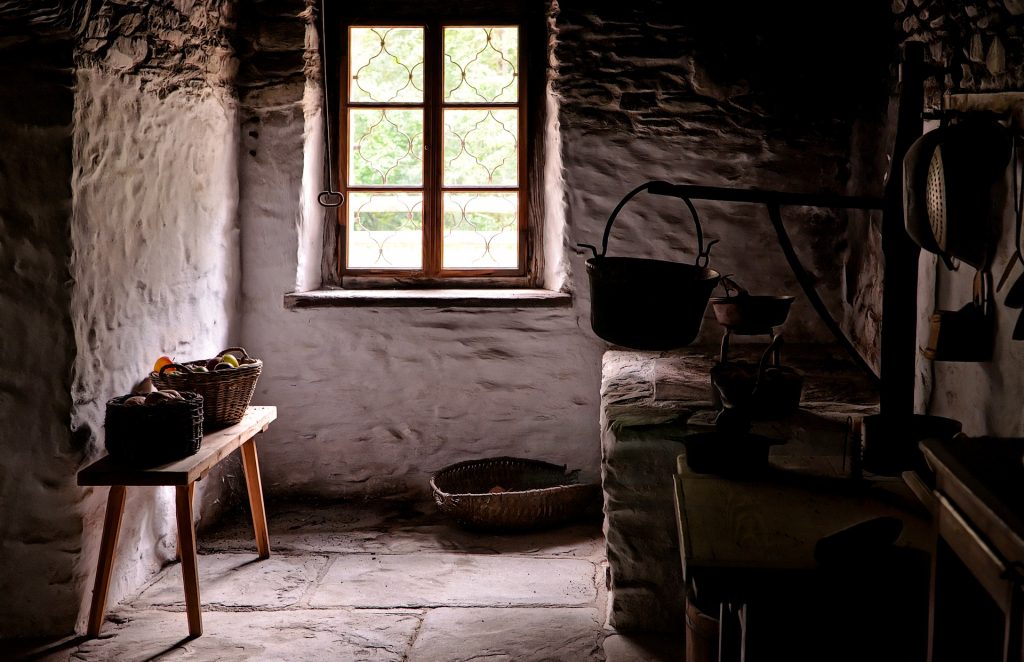 Interno di una cucina rustica di campagna nel periodo autunnale.