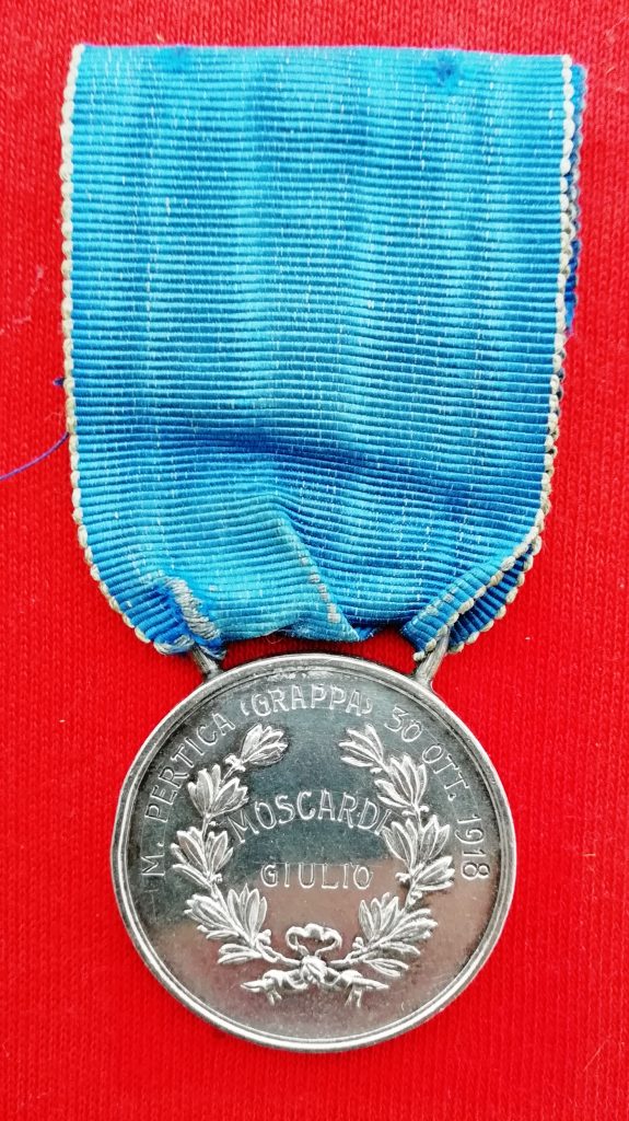 La medaglia d'argento che il pronipote Giulio conserva con orgoglio