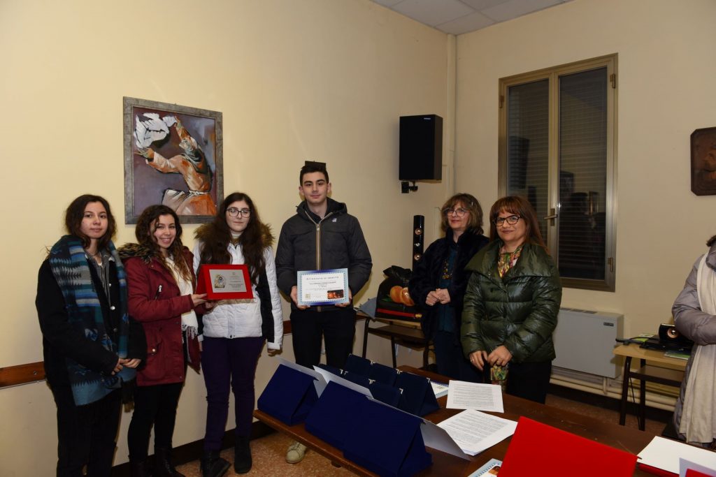 Premiazione Presepe Baricetta - i ragazzi ricevono targa e attestato