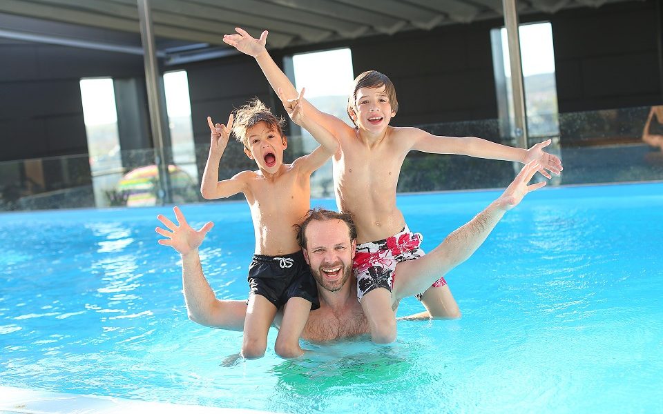 Come comportarsi in piscina - immagine di una Famiglia In Piscina