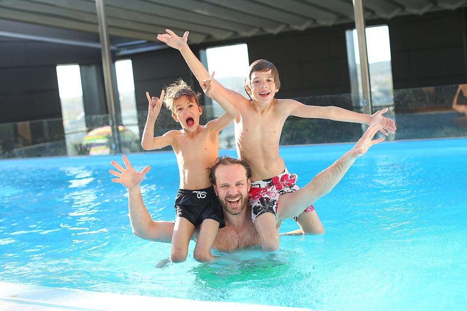 Come comportarsi in piscina - immagine di una Famiglia In Piscina