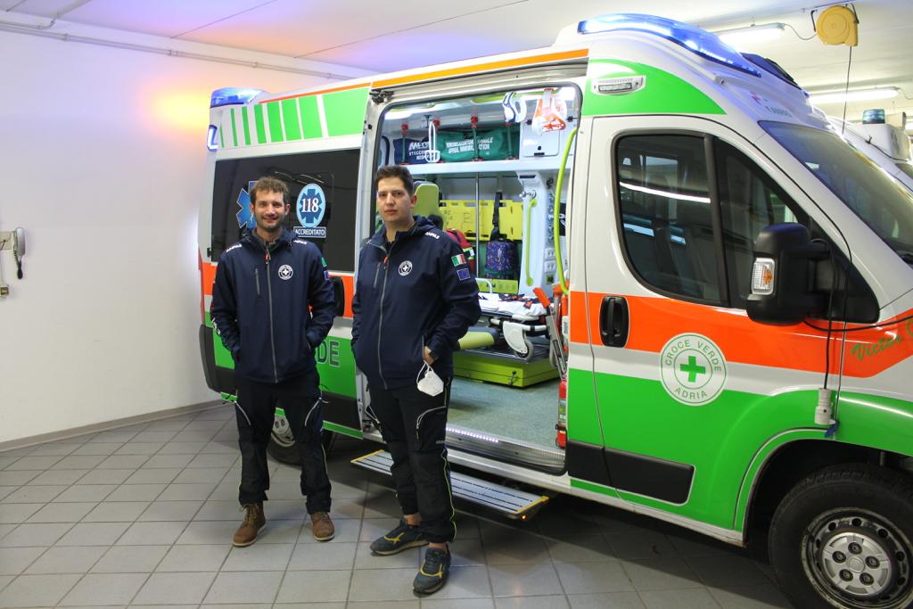 Ragazzi Adriesi dal Cuore d’Oro Giulio E Francesco Con La Loro Ambulanza
