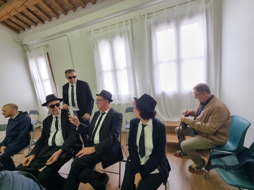 Adria Blues Brothers Day Il Pubblico Presente In Abito Scuro