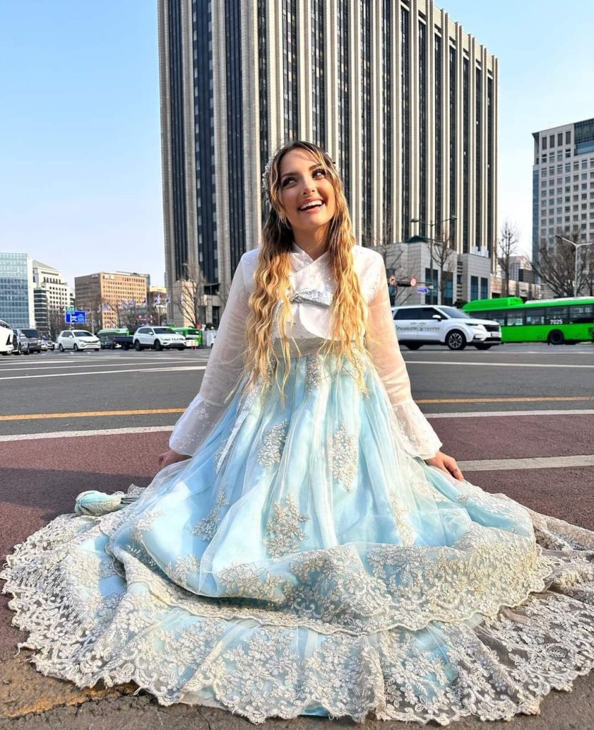 Aurora Barbuto influencer - Abito Di Pizzo in foto