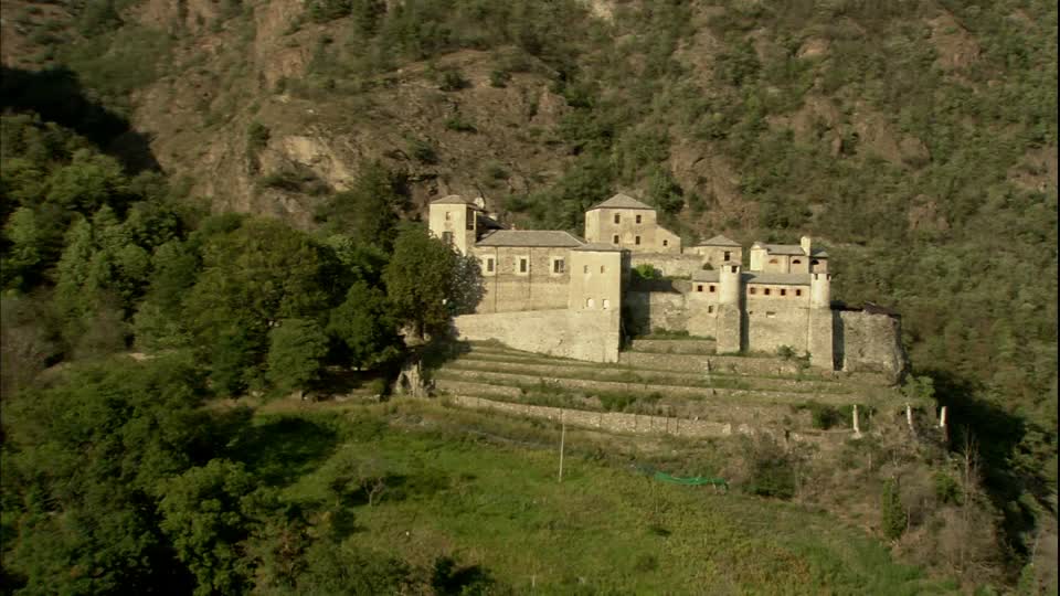 766263940 Quart Castello Rocca Castello Maniero Paesaggio Collinare