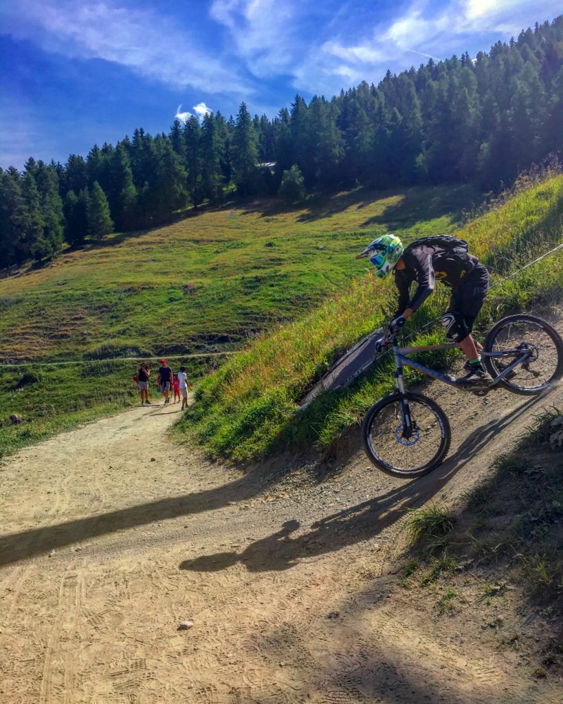 primavera valle d'aosta - foto di un biker