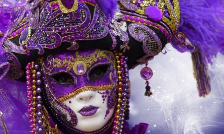 Maschera di carnevale viola