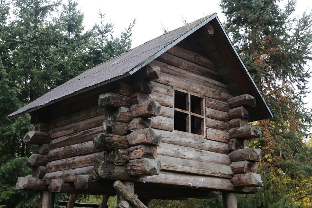 campeggi alternativi-Casetta in legno sull'albero