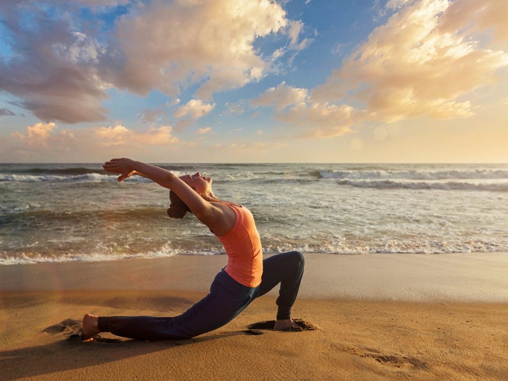 dove fare yoga a Barcellona-la spiaggia
