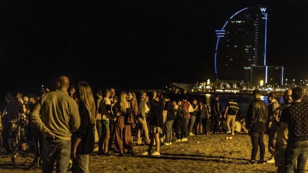 Riapertura Discoteche - Giovani festa  spiaggia Barcellona