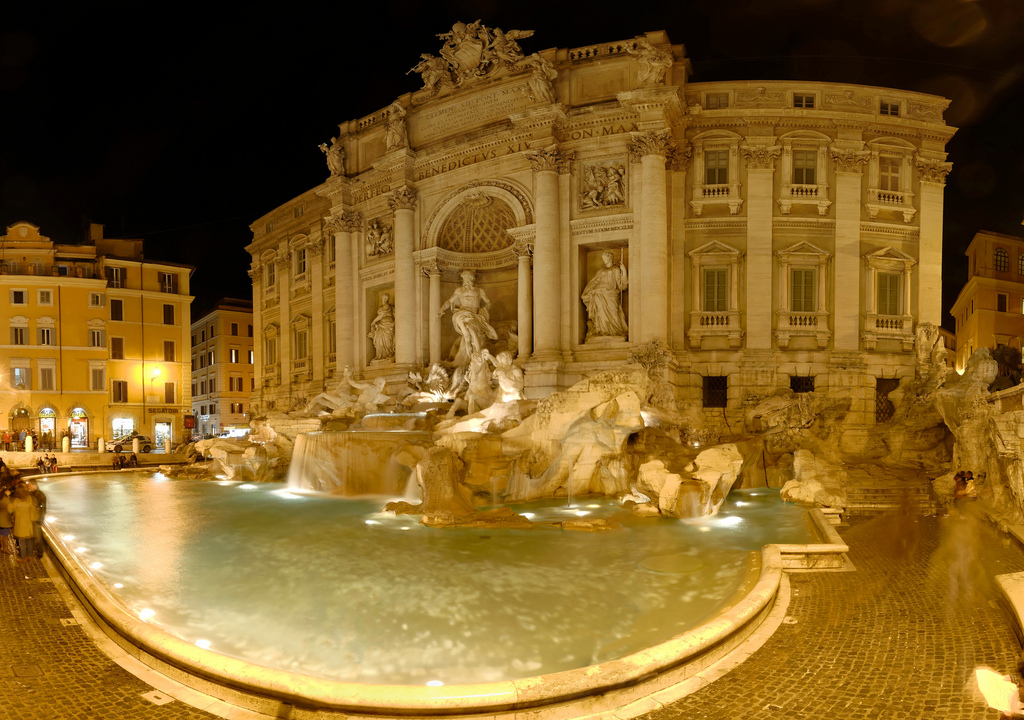 La famosa Fontana di Trevi e il lancio della moneta.