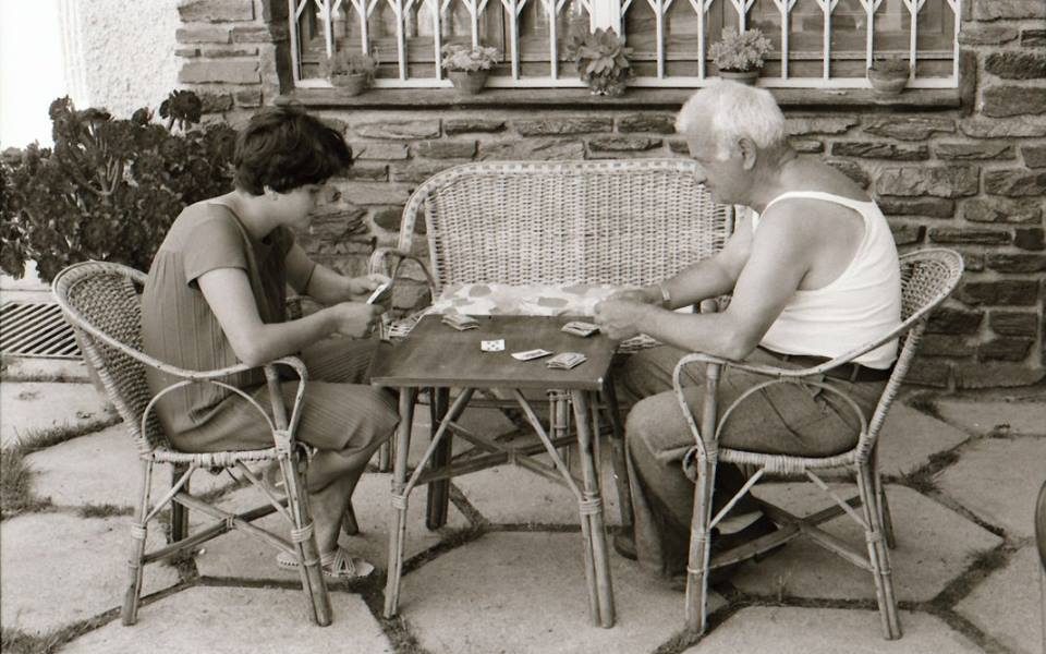 Nel tempo libero gli italiani giocavano a carte con i suoi paesani.