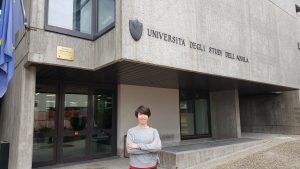 Fernanda Garcia di fronte l'ingresso dell'Università degli Studi dell'Aquila