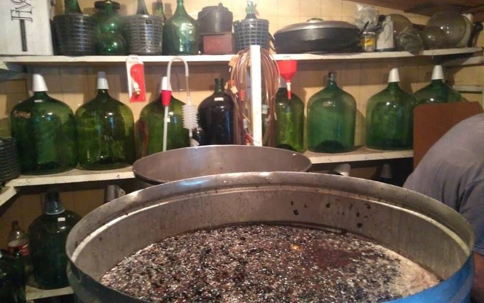 La tradición del vino hecho en casa.