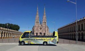 Bus Turístico frente a la Basícila de Luján.
