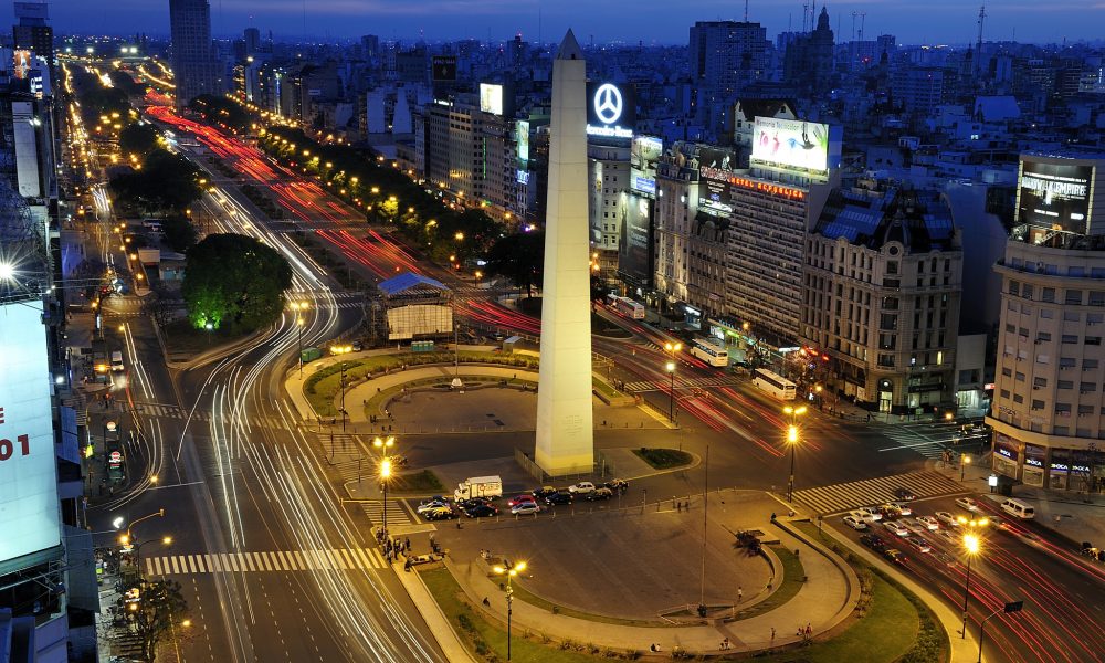 Avenidas - Buenos Aires se caracteriza por sus anchas avenidas con oficinas y locales comerciales.