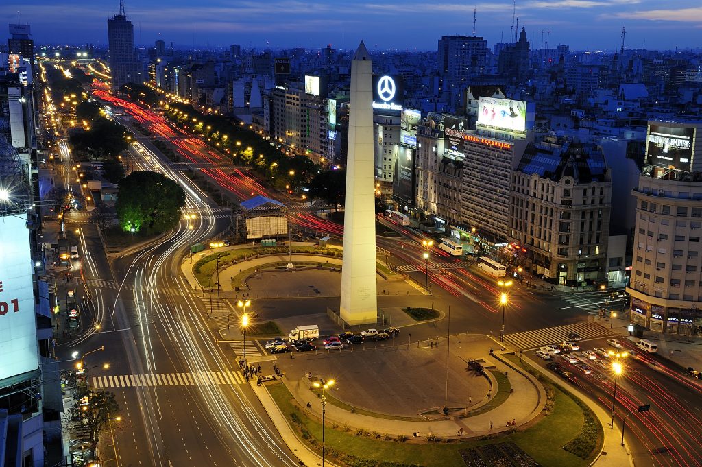 Avenidas - Buenos Aires se caracteriza por sus anchas avenidas con oficinas y locales comerciales.