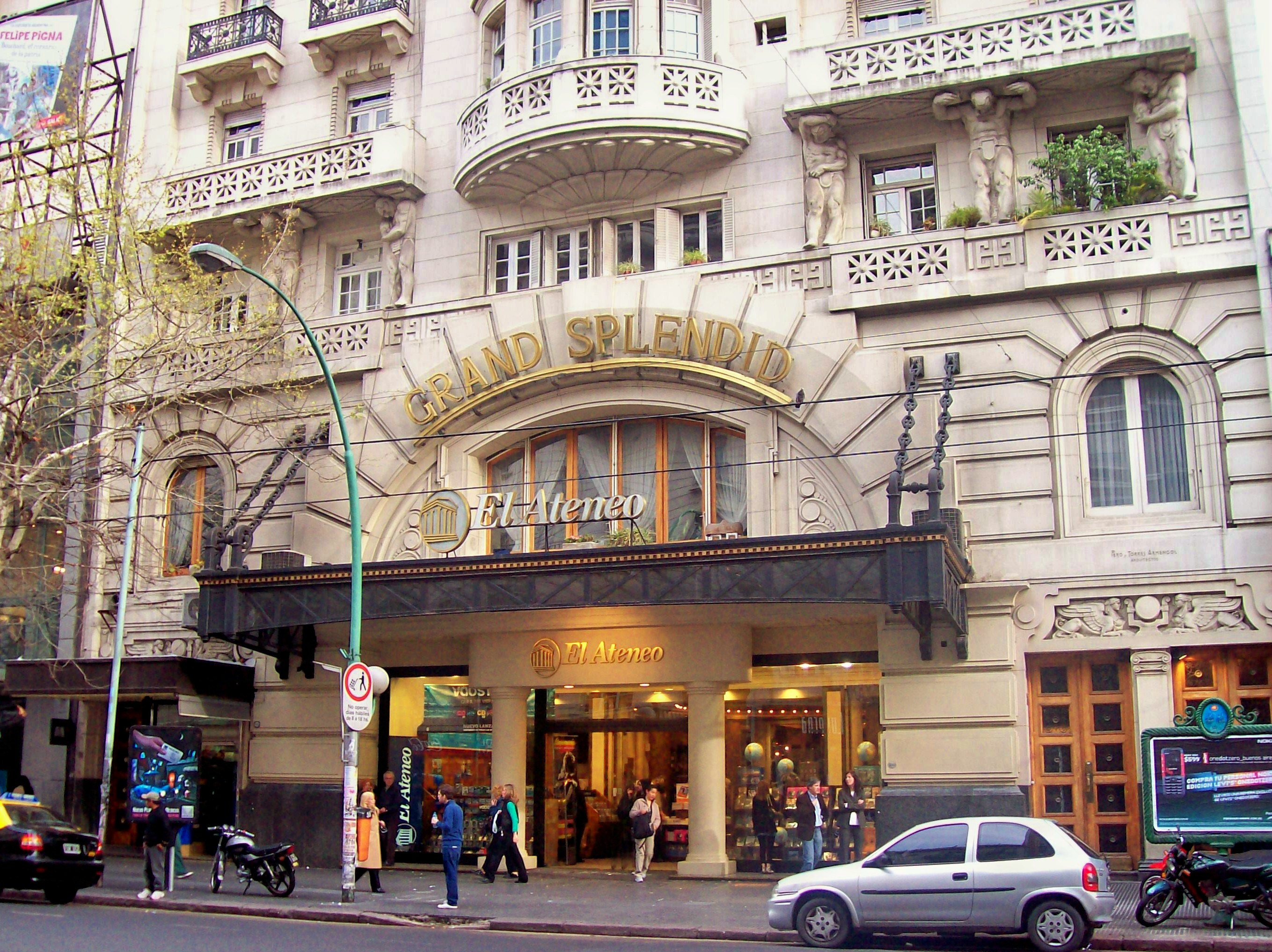 Avenidas - La Avenida Santa Fe recorre los barrios de Palermo y Recoleta.