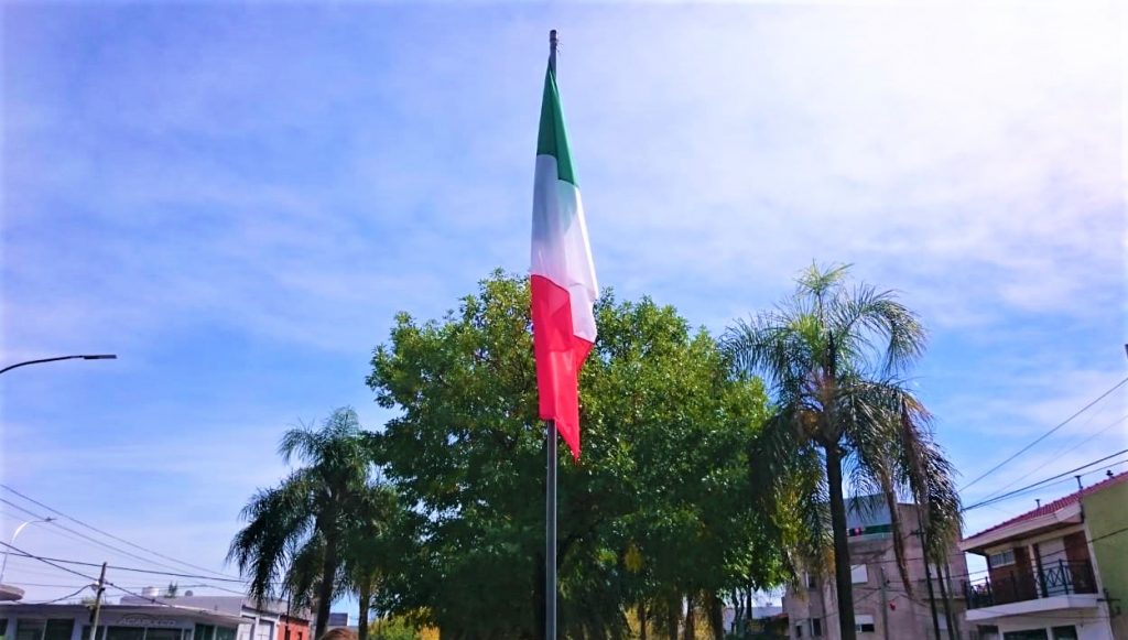 Plaza República De Italia - Bandera Italiana