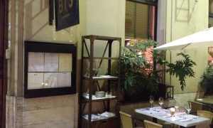 Pasaje del Correo - Un restaurante para relajarse y disfrutar de un buen plato argento.