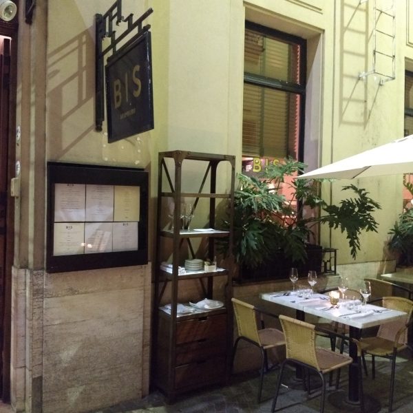 Pasaje del Correo - Un restaurante para relajarse y disfrutar de un buen plato argento.