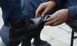 Lustrabotas - Zapato lustrándose