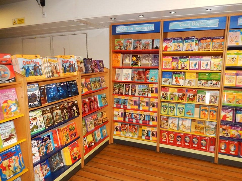 Librería flotante - la librería flotante cuenta con varios libros en español e inglés.
