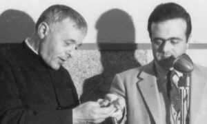 El Padre Luis Varetto Acompañado Juan Di Paolo, Uno De Los Primeros Scouts Del Grupo Que Formó. Foto: Gentiliza Miguel Monforte.