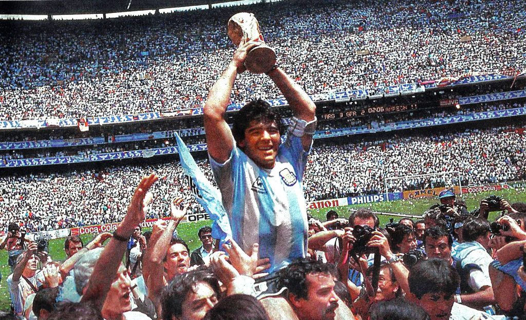 Diego Maradona - Maradona con la Copa del Mundo en 1986.