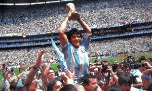 Diego Maradona - Maradona con la Copa del Mundo en 1986.