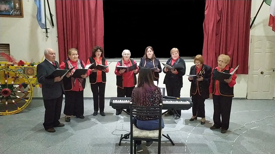 Coro Vincenzo Bellini - Los coreutas en la presentación solidaria