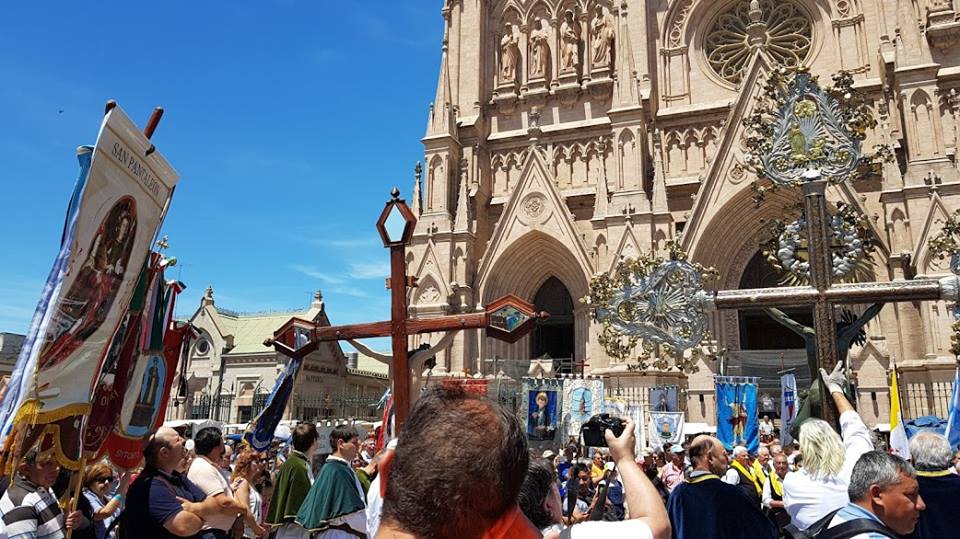 111° Peregrinación italiana - Los peregrinos elevan plegarias frente a la Basílica