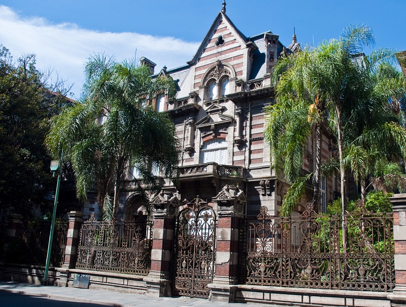 Residencia Maguire - La mansión es la única residencia aristocrática en la Avenida Alvear que aún mantiene su función.