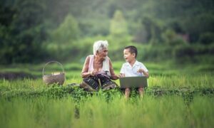 Abuela Y Nieto Felices