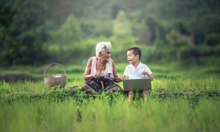 Abuela Y Nieto Felices