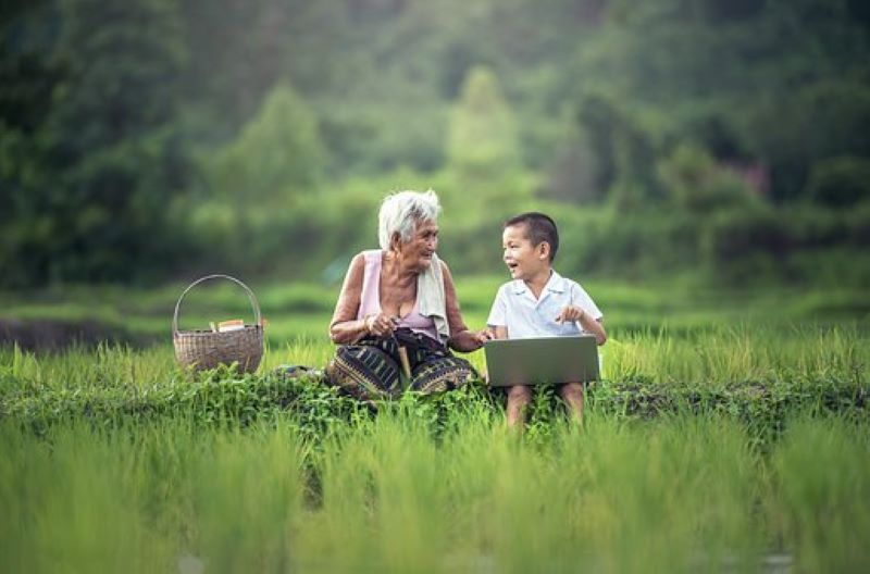 Abuela Y Nieto Felices