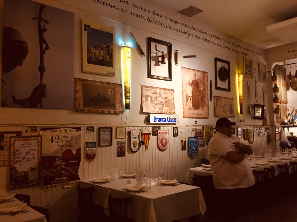 María Fedele - El salón de la trattoría es una réplica de los locales gastronómicos italianos..