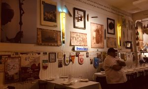María Fedele - El salón de la trattoría es una réplica de los locales gastronómicos italianos..