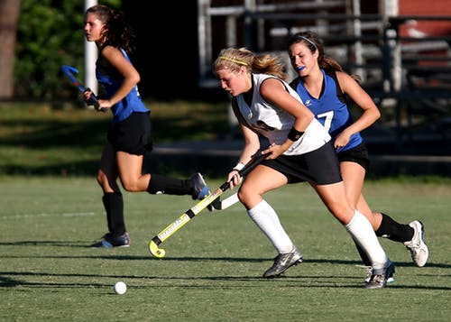 Hockey - jugadora en posicion de ataque